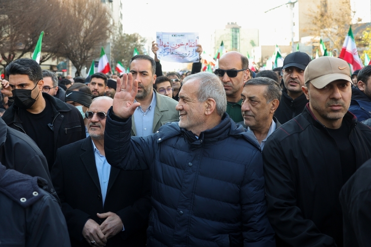 مسعود پزشکیان، رئیس جمهور در راهپیمایی مردم تهران علیه اقدامات تروریستیِ صهیونیستی-آمریکایی حاضر شد.