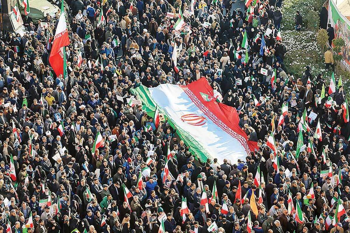 ملت ایران اسلامی روز گذشته با حضور میلیونی درخیابان‌های شهر‌های مختلف از اقدامات تروریستی چند روز اخیر اعلام انزجار کردند. مردم در تهران از ساعت۱۴اجتماع عظیم خود علیه جنایات و وحشی‌گری‌های داعش‌گونه تروریستی را آغاز کردند. تجمعی که تراکم بالای جمعیتی در آن موجب انسداد بسیاری از مسیرها شد و پس از مراسم نیز ساعت‌ها تخلیه جمعیت از مسیرهای اصلی به طول انجامید چشم جهانیان را خیره کرد.