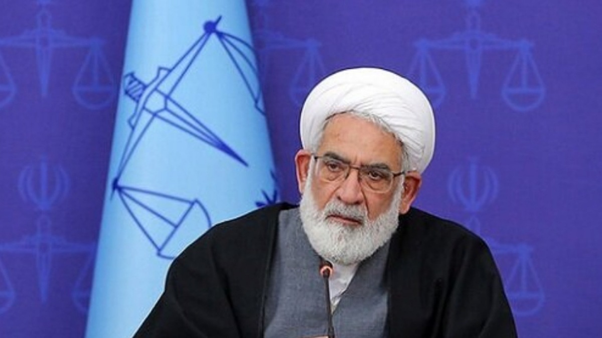 رئیس دیوان عالی کشور گفت: اصناف و بازاریان که سابقه بسیار درخشانی در حمایت از اسلام و انقلاب داشته و دارند، مراقب باشند که اعتراضات و مطالبات به حق آنها نسبت به برخی سیاست‌ها و مسائل کشور به گونه‌ای باشد که دشمن از این اعتراضات موج سواری نکند.