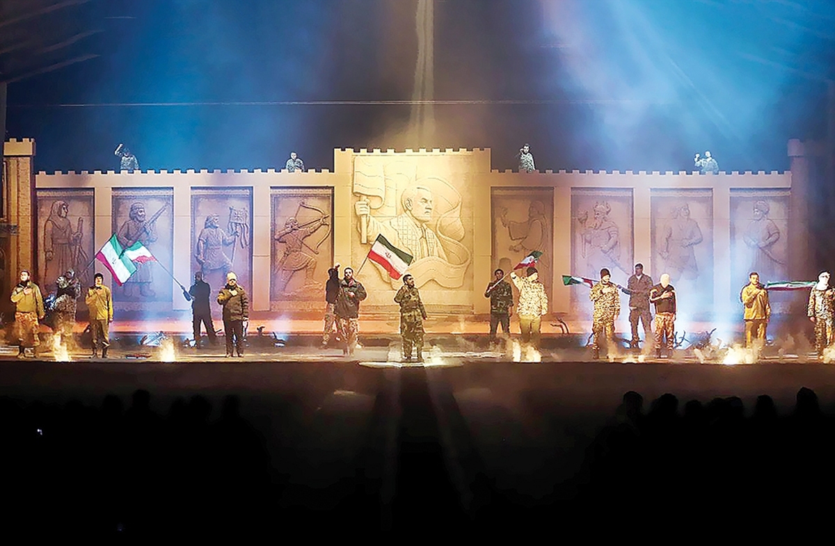 نمایش میدانی در سنت نمایشی ایران سابقه‌ای دیرینه دارد و به اجراهایی گفته می‌شود که خارج از چارچوب سالن‌های تئاتر و در فضاهای باز و عمومی صورت می‌گیرد. این نوع نمایش به‌طور عمده ریشه در نمایش‌های سنتی ایران از قبیل تعزیه و پرده‌خوانی دارد و ازجمله ویژگی‌های آن تعامل با فضا، درگیرکردن مخاطبان، انعطاف‌پذیری و گستردگی است که البته چالش‌های اجرایی هم دارد.