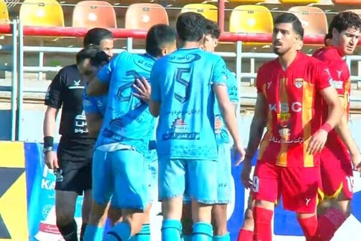 رقابت دو تیم فوتبال چادرملو و فولاد برنده ای به همراه نداشت تا دو تیم به نتیجه تساوی رضایت دهند.