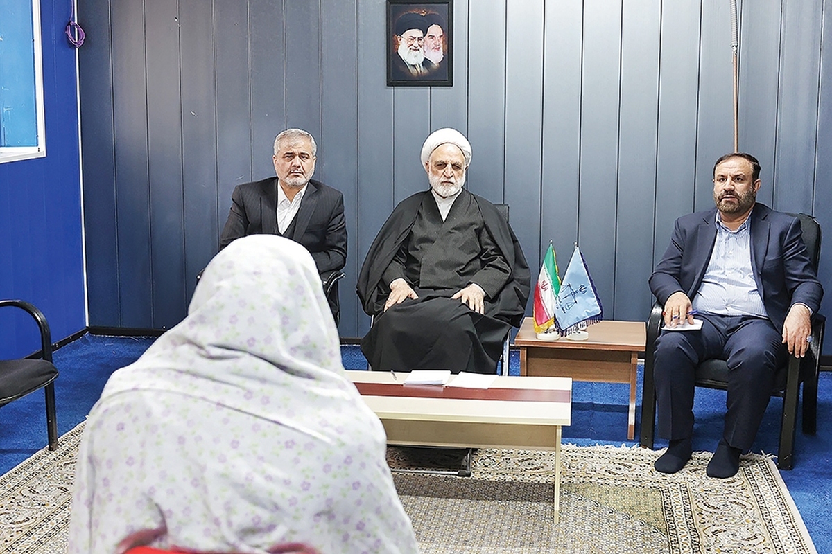 «می‌توانم به هفت زبان دنیا صحبت کنم، در تمام کانال‌های صهیونی کنشگری داشتم. حتی به بدترین آدم، یعنی نتانیاهو هم پیام دادم.»، «به پشت‌بام رفته و از آن بالا بر سر مدافعان امنیت و مردم بلوک سیمانی می‌انداختیم.»، «با اسلحه ساچمه‌زنی لوله بلند و از پنجره به مردم و نیروی انتظامی شلیک می‌کردم.» این بخشی از اعترافات برخی دستگیر شدگان اغتشاشات اخیر در مقابل قاضی‌القضات است.اعترافاتی که این روزها با دستگیری لیدرهای اغتشاشات، جزئیات تازه‌ای از جنایت‌های آنها را فاش کرده است. جنایت‌هایی داعشی‌وار که اغلب قربانیان آنها عابران و با هدف کشته‌سازی رخ داد.