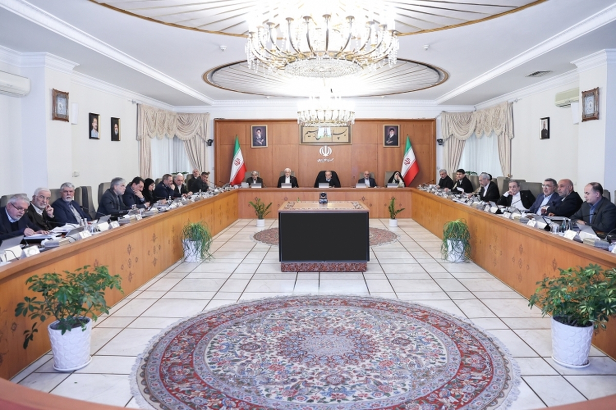 رئیس جمهور با تاکید بر اینکه در رسیدگی به پرونده افراد دستگیر شده مرتبط با حوادث اخیر نهایت دقت و عدالت در دستور کار قرار بگیرد و با افرادی که نقش اساسی در حوادث تروریستی نداشته‌اند با رأفت اسلامی و ملایمت برخورد شود، تصریح کرد‌: موضوع رسیدگی به پرونده قاتلین و لیدرهای حوادث تروریستی ساز و کار قضایی و امنیتی خود را دارد و نباید در این مورد چشم‌پوشی شود.