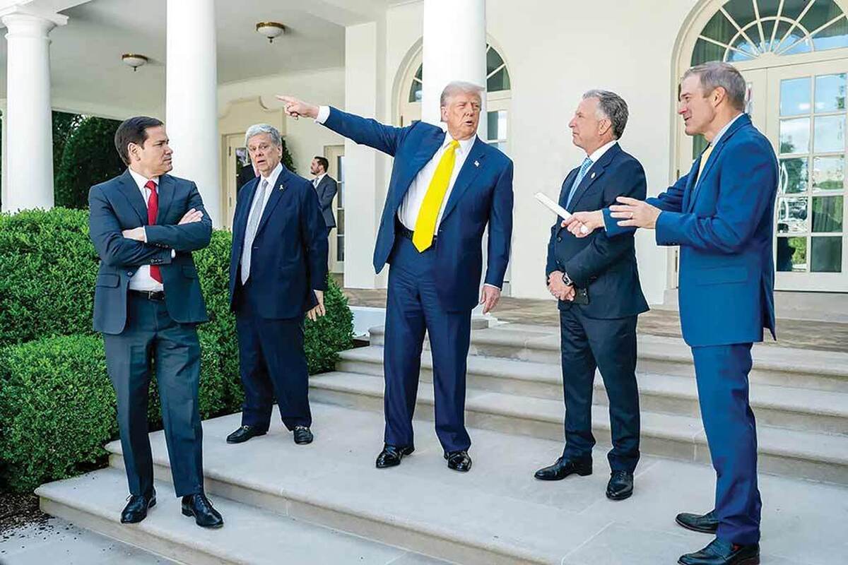 دولت دونالد ترامپ در اقدامی ناگهانی در روز‌های گذشته، دستور فراخوان حدود  ۳۰ تا ۵۰ سفیر ایالات‌متحده را صادر کرد. این سفیران، عمدتا دیپلمات‌های حرفه‌ای بودند که در دوران ریاست‌جمهوری 
جو بایدن منصوب شده و اکنون براساس دستور ترامپ از پست‌های کلیدی در آفریقا، آسیا، خاورمیانه و اروپا برکنار شدند. این تصمیم که بدون توضیح شفاف به سفیر ابلاغ شده موجب خالی‌ماندن بیش از ۸۰ سفارتخانه ایالات‌متحده در نقاط مختلف جهان شده است.  