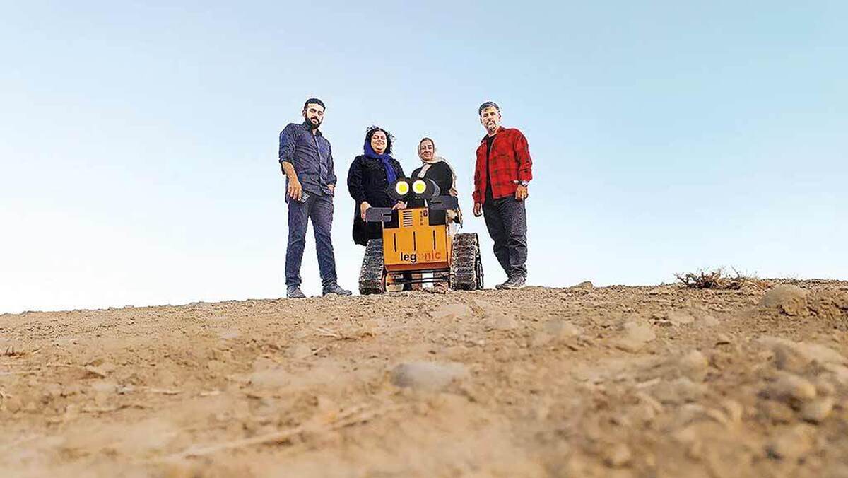 «پیشنهاد» یک مجموعه مستند متفاوت و کمتر دیده‌شده از قاب رسانه‌ملی و شبکه افق سیماست که تاکنون به موضوع اقتصاد مقاومتی پرداخته و درواقع هدفش در راستای تبیین و ترویج اقتصاد مقاومتی و تلاش برای رسیدن به خودکفایی در همه زمینه‌هاست. این برنامه با هدف معرفی کارآفرینان برتر کشور، به روایت راه‌های رفع مشکلات تولید داخلی، کاهش وابستگی به واردات و جلوگیری از خروج ارز می‌پردازد و مسأله مهم صادرات کالا از ایران را نیز به‌طور جدی پی ‌می‌گیرد.