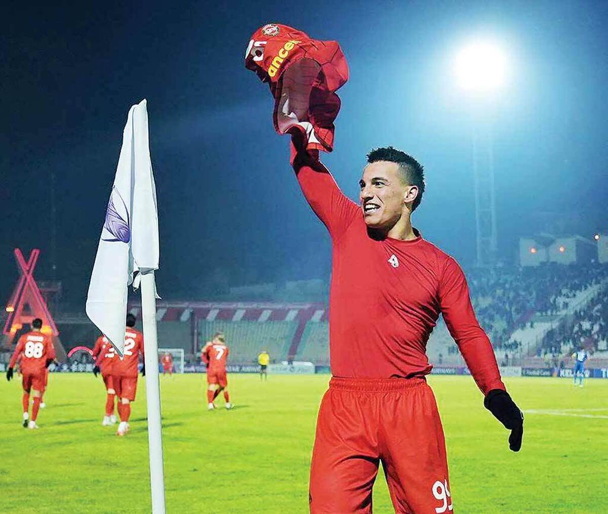 اصلا و ابدا حرف بیهوده‌ای نیست اگر بگوییم امیرحسین حسین‌زاده در حال حاضر آماده‌ترین بازیکن فوتبال باشگاهی ایران است. ستاره جوان تیم تراکتور این روزها به شکلی بازی می‌کند که پای تمام بردها و موفقیت‌های تیم تبریزی می توان امضای او را به وضوح مشاهده کرد. بعد از حضور ۱۲۰ دقیقه‌ای مقابل پرسپولیس در جام حذفی و درخشش در آن بازی، الدحیل به دیگر تیمی تبدیل شد که قربانی تکنیک و بازی فوق‌العاده این بازیکن شد.