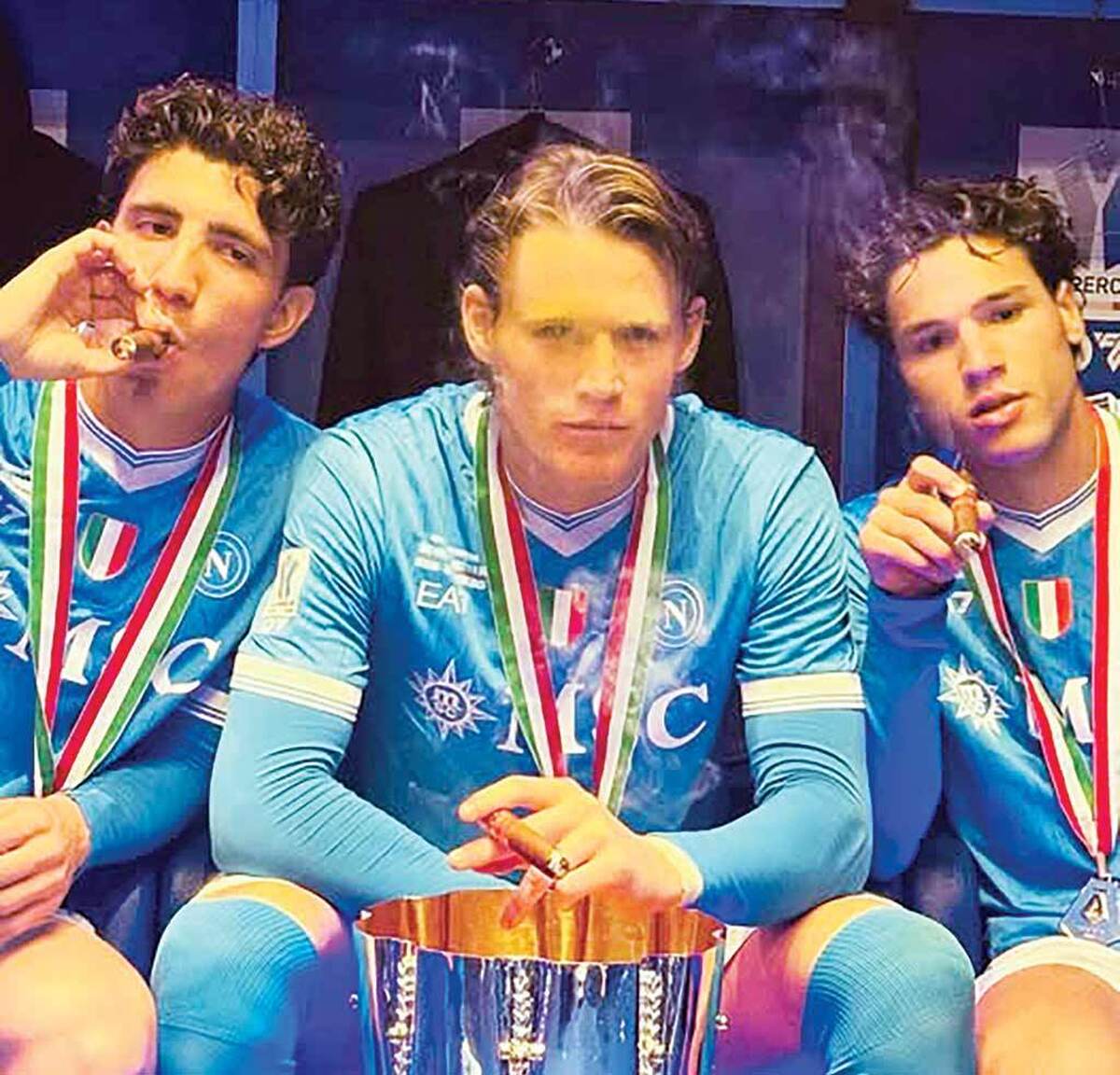 اسکات مک‌تامینای حالا دیگر فقط همان هافبک کار راه‌ انداز و جنگنده منچستریونایتد نیست. او در ناپولی تبدیل به ستاره‌ای تمام‌عیار شده ؛ بازیکنی که هم جام می‌گیرد، هم گل‌های خاص می‌زند، هم در مرکز توجه هواداران قرار دارد؛ آنها که فوتبال را مثل یک آیین مذهبی زندگی می‌کنند. قهرمانی تازه ناپولی در سوپرجام ایتالیا هم مهر تأیید دیگری بود بر این مسیر درخشان؛ مسیری که مک‌تامینای جشنش را به سبک خاص خودش گرفت؛ با روشن کردن یک سیگار در رختکن.