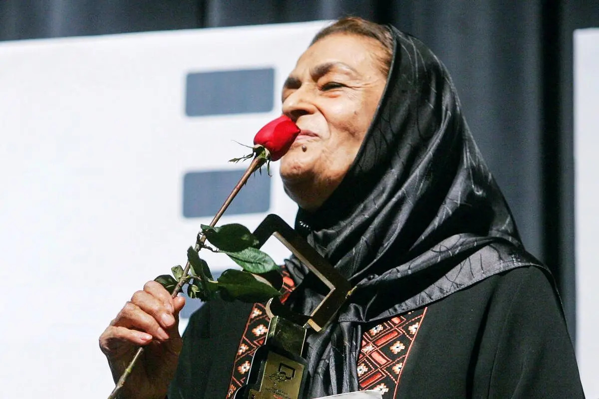 امروز سوم دی‌ماه سالروز درگذشت بانویی بااخلاق، متواضع و هنرمند است که برای عموم مردم ایران از نسل‌ها و دهه‌های مختلف کاملا نام‌آشنا و دوست‌داشتنی و خاطره‌ساز است، بانویی هنرپیشه و هنرشناس با صدایی گوش‌نواز و پرصلابت، چهره‌ای با ابهت و مهربان و شخصیتی دوست‌داشتنی، زنده‌یاد ژاله علو. 