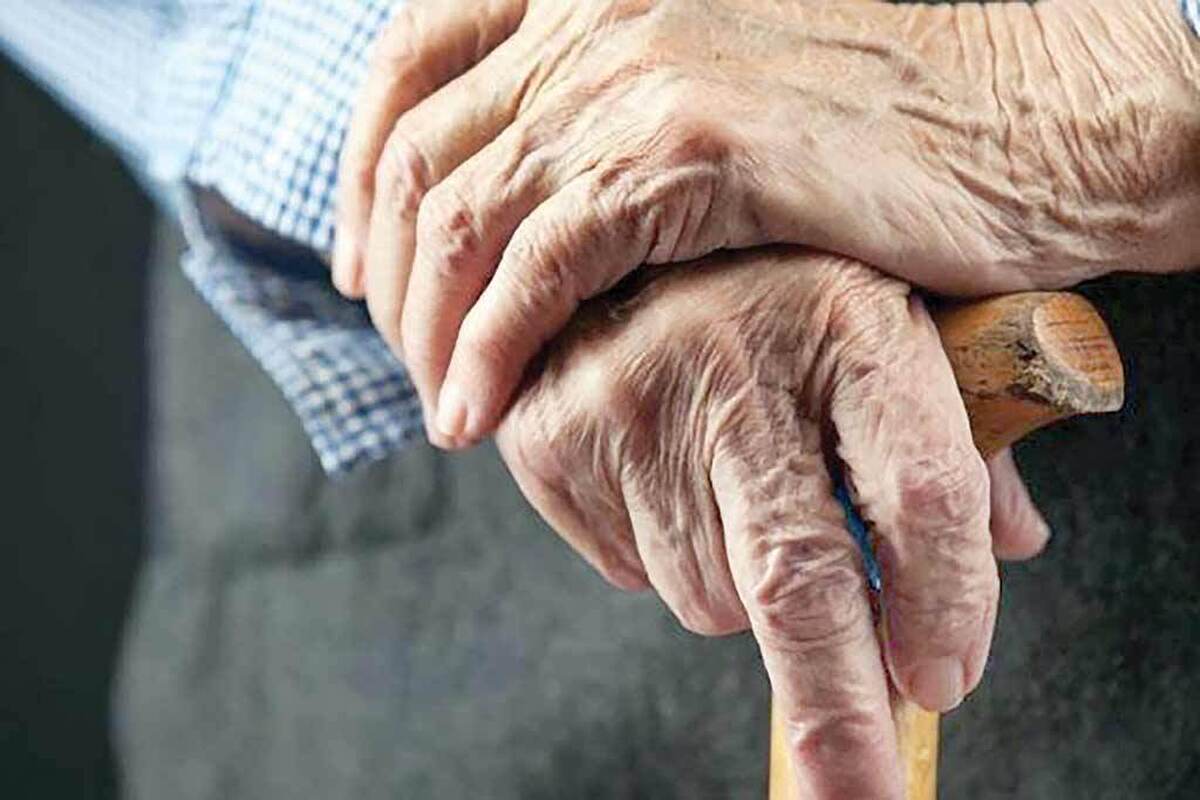 وقتی از سالمندی حرف می‌زنیم، بیشتر یاد چین و چروک پوست، دست‌های لرزان، عصا و مشتی قرص می‌افتیم اما مسأله سالمندی برای جامعه به این موارد محدود نمی‌شود چراکه رشد جمعیت سالخوردگان از یک‌سو و کاهش نرخ تولد و تغییر ساختار خانواده از سوی دیگر، جامعه ایران را در برابر پدیده‌ای تازه قرار داده است؛ پدیده‌ای فرهنگی، اجتماعی و اقتصادی که خانواده‌ها و سیاست‌گذاران را با مسائل تازه‌ای مواجه می‌کند.