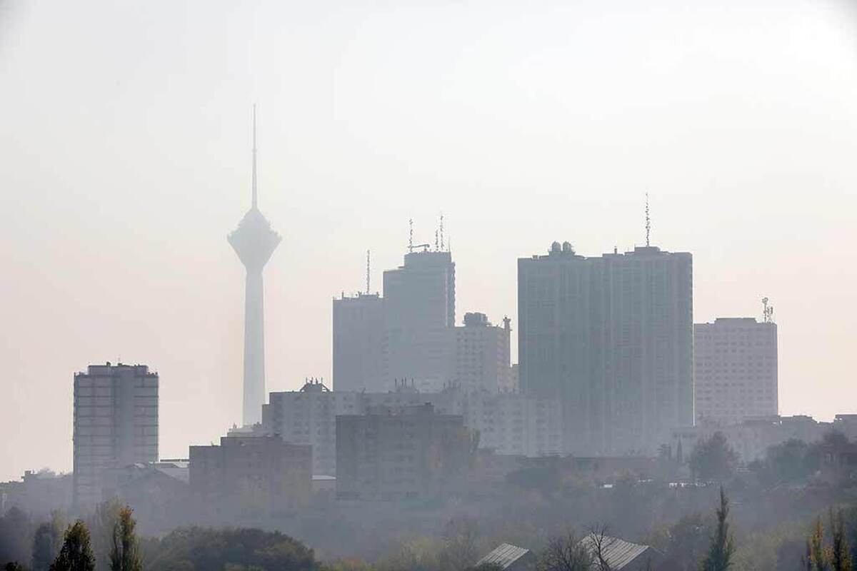 آلودگی هوا در پایتخت، سال‌هاست از یک مشکل زیست‌محیطی فراتر رفته و به بحرانی اجتماعی و سلامت‌محور تبدیل شده است. با شروع فصل سرد و پدیده وارونگی دما، دوباره غلظت آلاینده‌ها در سطح شهر افزایش می‌یابد و هزاران شهروند در معرض خطرهای جدی قرار می‌گیرند.در چنین شرایطی، تصمیم‌هایی نظیر «مجازی شدن مدارس و دانشگاه‌ها و اجرای طرح زوج‌وفرد از در منازل» هر سال تکرار می‌شود؛ راهکارهایی که هدف‌شان کاهش تردد خودروهاست اما بسیاری از کارشناسان آنها را ناکارآمد می‌دانند.