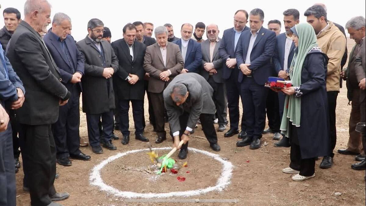 آیین کلنگ‌زنی مدرسه ۱۲ کلاسه روستای خرمدشت با حضور جمعی از مسئولان استانی و اهالی منطقه برگزار شد.