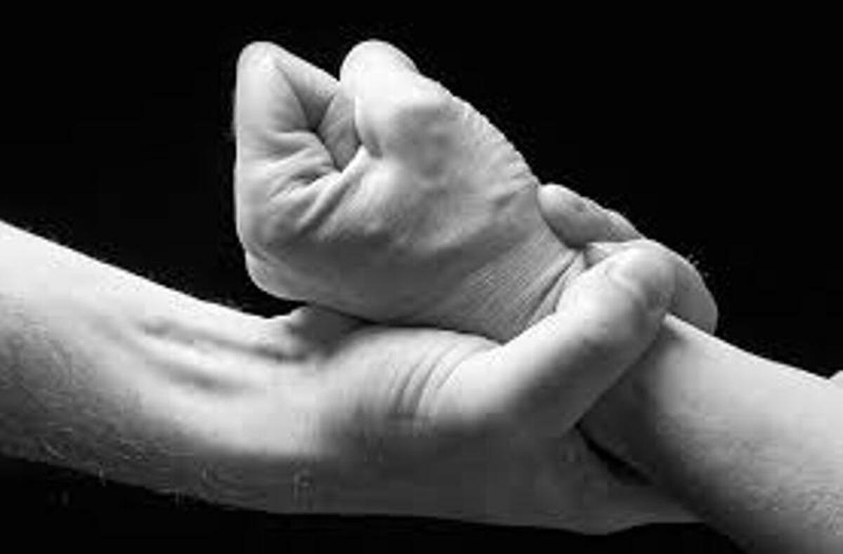 خشونت و افراطی‌گری، بیش از آن‌که یک انتخاب آگاهانه باشند، پاسخی روانی به زخم‌های حل‌نشده‌اند. انسانی که بارها احساس طردشدن، بی‌عدالتی یا نادیده‌ گرفته‌شدن را تجربه کرده، اگر مهارت شناخت و بیان هیجان‌هایش را نیاموخته باشد، به‌تدریج خشم خود را به شکل رفتارهای تند و افراطی بروز می‌دهد.