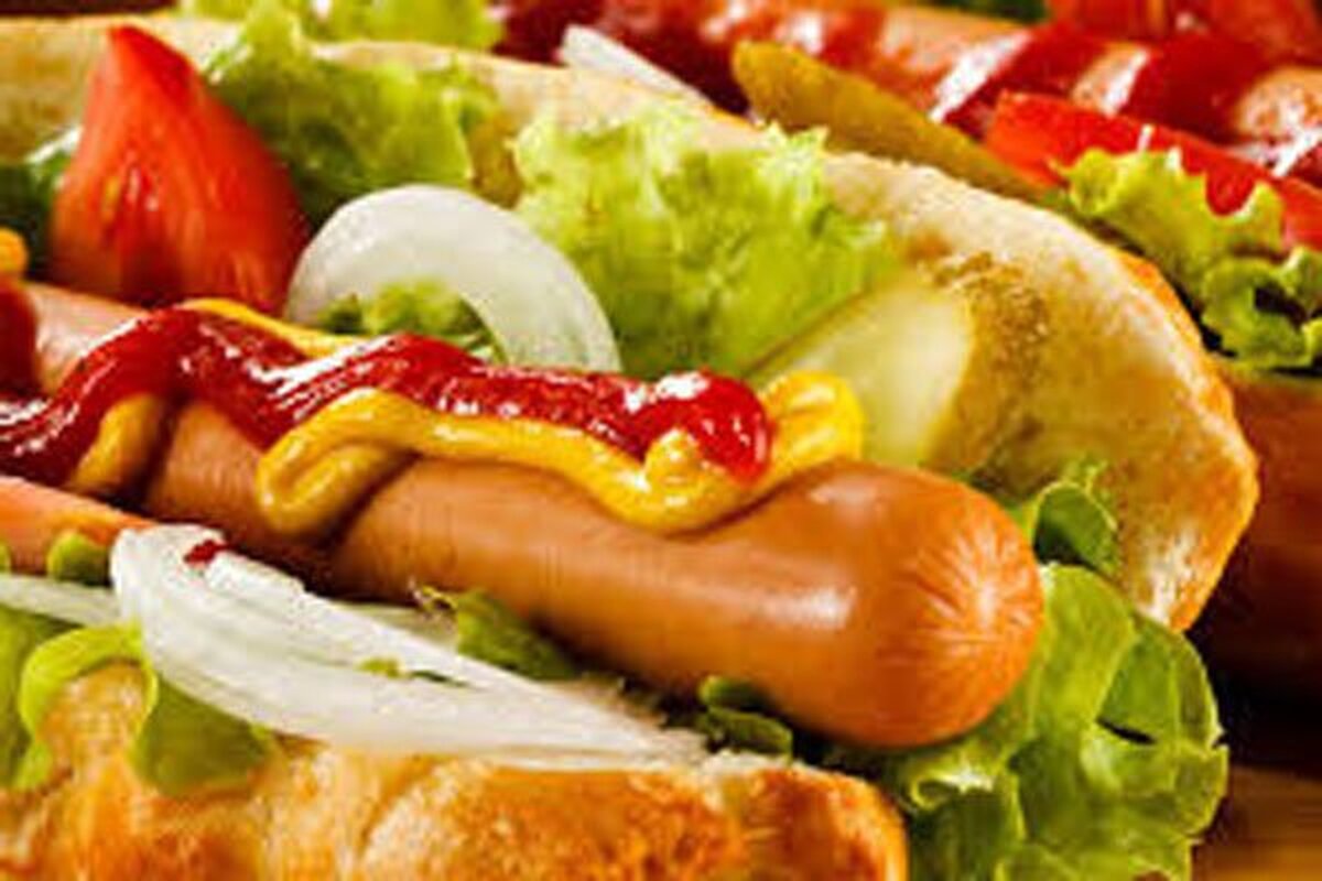 رئیس مرکز ملی تحقیقات حلال سازمان غذا و دارو گفت: رنگ طبیعی قرمز (E ۱۲۰) که از پوست نوعی حشرات تهیه می‌شود، پس از بررسی‌های فقهی و بهداشتی، برای مصرف در محصولات غذایی مورد تأیید قرار گرفت.