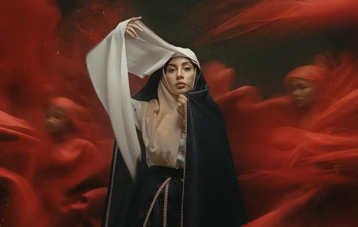 اقتباس از یک رمان محبوب همیشه مسیر همواری به‌سوی موفقیت نیست؛ گاهی فقط راهی کوتاه برای تضمین مخاطب قسمت‌های ابتدایی است. «بامداد خمار» در فصل نخست، بیش از آن‌که تلاشی برای بازآفرینی یک جهان ادبی باشد، به نمونه‌ای گویا از یک روند نگران‌کننده در شبکه نمایش خانگی بدل شده است: سریال‌هایی که به پشتوانه نام، آغاز می‌شوند و به پشتوانه کش‌دادن، ادامه پیدا می‌کنند.