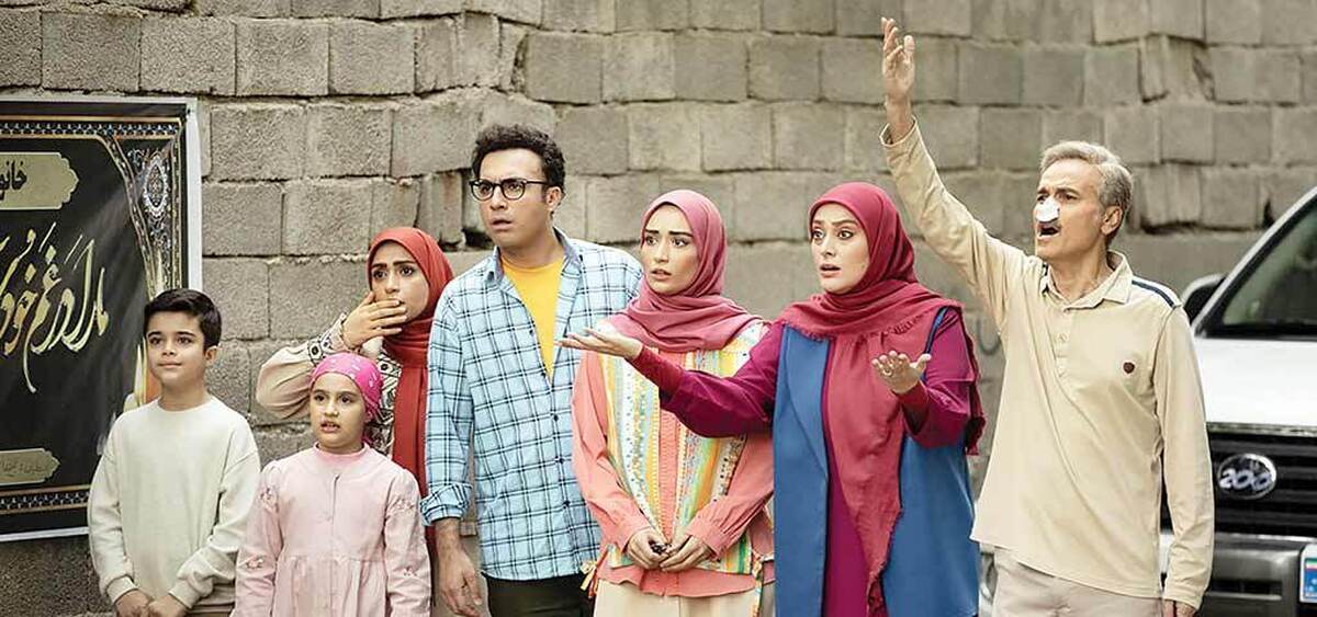 صدای علی زند‌وکیلی از تلویزیون پخش می‌شود؛ ترانه فولکلوری با حال‌وهوای شیراز: «انقده خوبی که خدا فقط نگای تو کرده...». تیتراژ شاد و صمیمانه‌ای دارد، مانند تیزر تلویزیونی‌اش که چند روزی است از شبکه‌های مختلف پخش می‌شود و نوید یک سریال خانوادگی شیرین با طعم فالوده شیرازی می‌دهد، با سکانس افتتاحیه‌ای که توریست‌های خارجی را در حافظیه‌ تصویر می‌کند و نماهایی از حرم حضرت شاهچراغ(ع) که چشم‌نوازند.