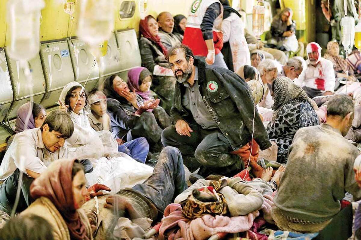 همزمان با فاجعه زلزله بم، اکران فیلم «احمد» ــ درباره همین واقعه ــ در سینماهای سراسر کشور آغاز شده است. یکی از نقش‌های فیلم که روحیه‌ای جهادی دارد و دائم با شخصیت علمی، دانشگاهی و برنامه‌ریز فیلم  ــ توماج دانش‌بهزادی ــ  در چالش است و در بخش‌هایی با او جدل می‌کند، عباس است. نقش عباس که جانباز جنگی و براساس اعتقاد به صحبت فرمانده‌اش ــ حاج‌احمد کاظمی ــ کار می‌کند، به‌عهده مهیار شاپوری است.