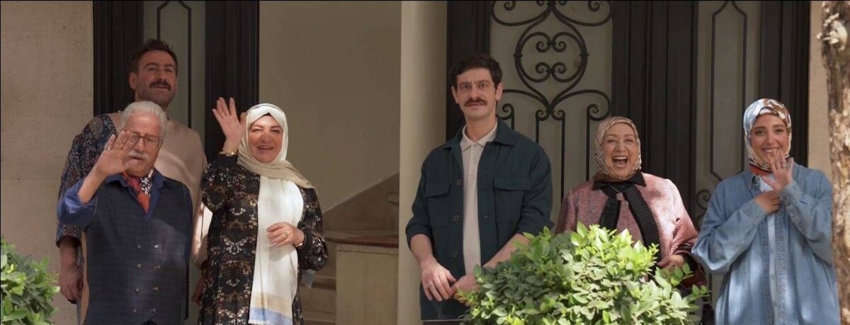 سریال تلویزیونی «شیش‌ماهه» به کارگردانی مهران مدیری، از امشب پنجشنبه ۴ دی‌ماه، ساعت ۲۰:۳۰ از شبکه سه سیما پخش می‌شود.