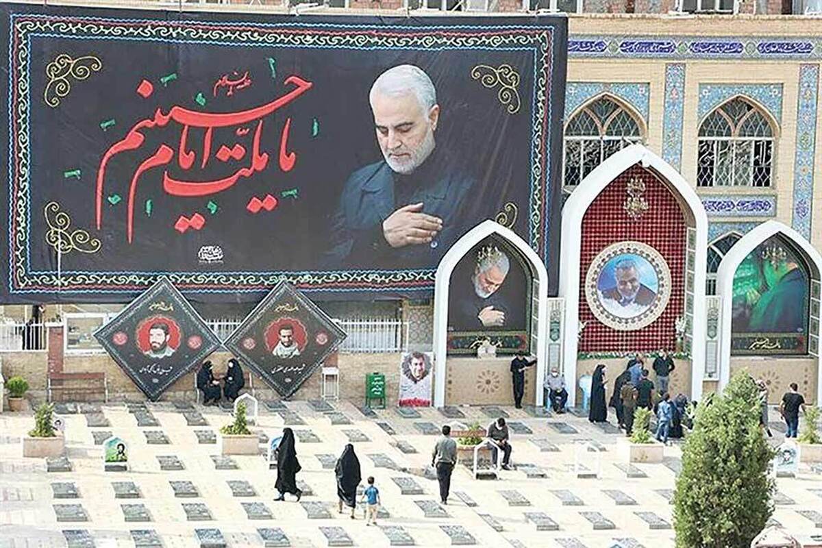 این روزها کرمان، به‌عنوان پایتخت مقاومت جهان اسلام، حال‌وهوای متفاوتی دارد. نهادها و گروه‌های مردمی، همراه با برخی دستگاه‌های اجرایی، مشغول آماده‌سازی زیرساخت‌ها و امکانات لازم برای برگزاری ششمین سالگرد شهادت سردار حاج‌قاسم سلیمانی و میزبانی از زائران پرشماری هستند که همچون سال‌های گذشته از گوشه و کنار ایران و جهان، خود را به این شهر و گلزار شهدایش می‌رسانند تا در کنار مردم کرمان، در این مراسم باشکوه حضور یابند.