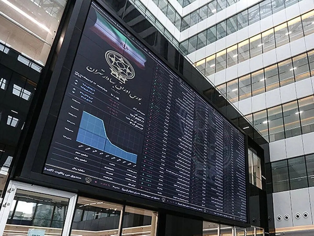 بازار سهام طی سه ماه اخیر به یکی از کانون‌های اصلی توجه فعالان اقتصادی و سرمایه‌گذاران بدل شده است. در شرایطی که اقتصاد با چالش‌هایی نظیر تورم، نوسانات ارزی و کاهش جذابیت بازارهای موازی مواجه است، بورس تهران موفق شده با ثبت رکوردهای تاریخی و ورود قابل توجه نقدینگی، بار دیگر نقش خود را به‌عنوان یکی از مهم‌ترین مسیرهای سرمایه‌گذاری تقویت کند.