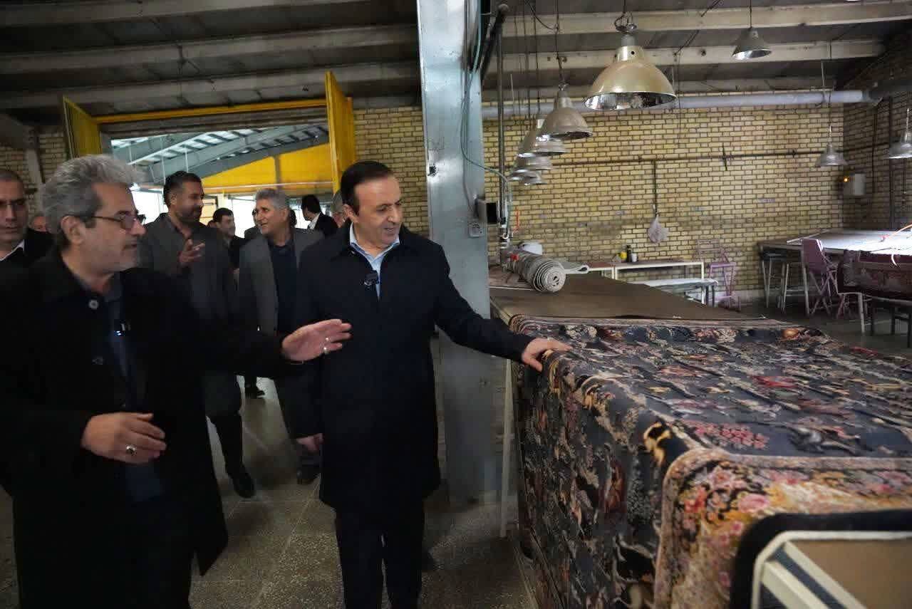بازدید استاندار قزوین از واحد تولیدی فرش ماشینی «اطلس دیبا» 