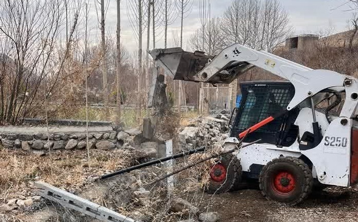 با اخذ دستورات قضایی و تلاش و پیگیری شبانه روزی همکاران دفتر مهندسی رودخانه و اداره منابع آب شهرستان البرز بیش از 8600 متر مربع از حریم و بستر رودخانه زیاران در استان قزوین رفع تصرف گردید.