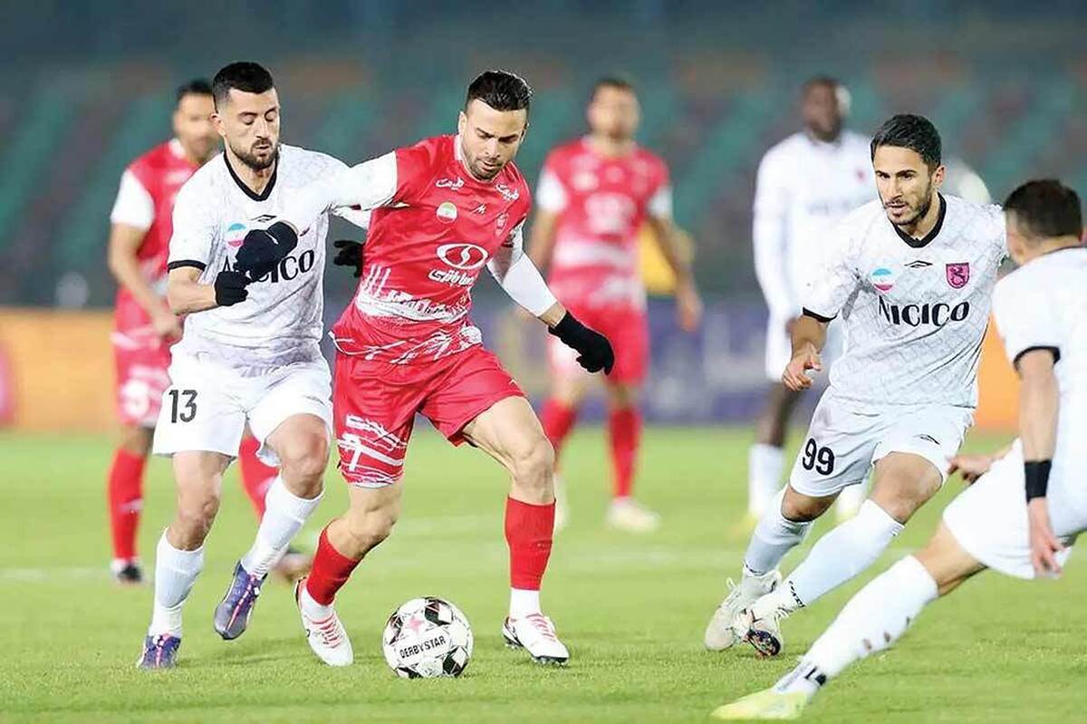 هواداران پرسپولیس و اوسمار ویرا، سرمربی برزیلی این تیم برای پایان نیم فصل اول لحظه‌شماری می‌کنند. هدف‌شان هم برای این خواسته تا حدود زیادی مشترک است: هر دو   می‌خواهند در وهله نخست نیم فصل را با بهترین نتیجه ممکن به پایان برسانند و در انتظار لغزش دیگر رقبا باشند تا شاید حتی به قهرمانی در نیم فصل هم برسند و دوم این که با شروع فصل نقل و انتقالات زمستانی، شاهد ترمیم و تقویت تیم خود باشند.