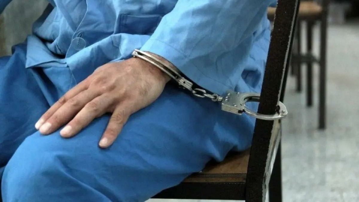 پسر جوان که در دو جنایت جداگانه، راننده تاکسی اینترنتی و پدرش را با شلیک گلوله کشته بود، قبل از محاکمه در زندان بر اثر سکته قلبی جان باخت. اولیای دم قربانیان، درخواست دریافت دیه از بیت‌المال را مطرح کردند.