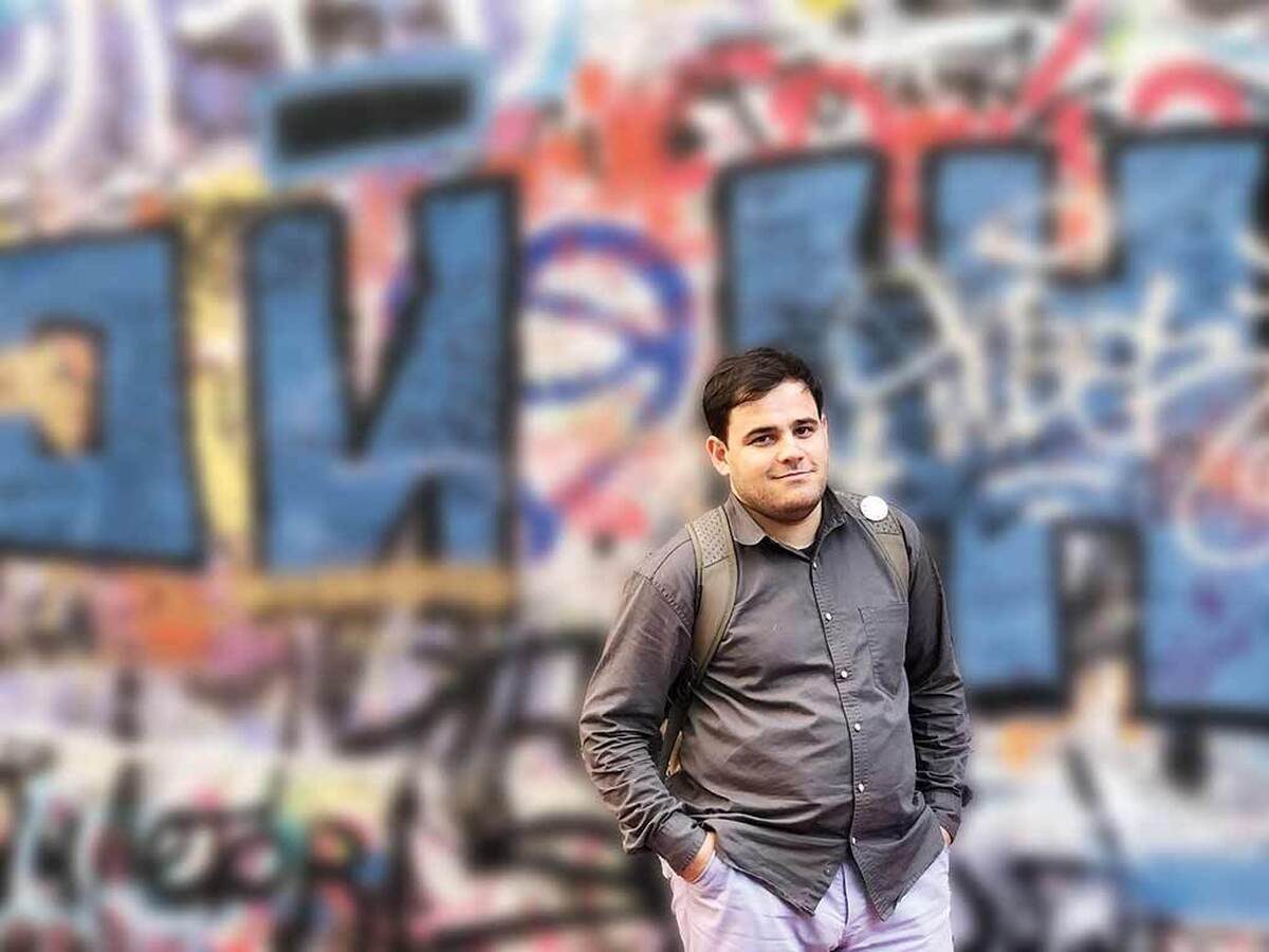 در چند ماه‌ اخیر، کاهش درآمد یوتیوب و تغییرات الگوریتمی، توجه زیادی را به خود جلب کرده است. بسیاری نگران افزایش محتوای جنجالی و اغراق‌شده برای نوجوانان هستند. سید محمد مهدی امیرواقفی، فعال حوزه رسانه با بیش از ۱۰ سال تجربه در حوزه تعامل با نوجوانان، رسانه و سواد رسانه‌ای و فعالیت گسترده در مدیریت و تولید محتوا در شبکه‌های مختلف، در گفت‌وگو با ما، چرایی این تغییرات و واقعیت درآمدزایی را در پلتفرم‌های ویدئویی به خصوص یوتیوب بررسی می‌کند.