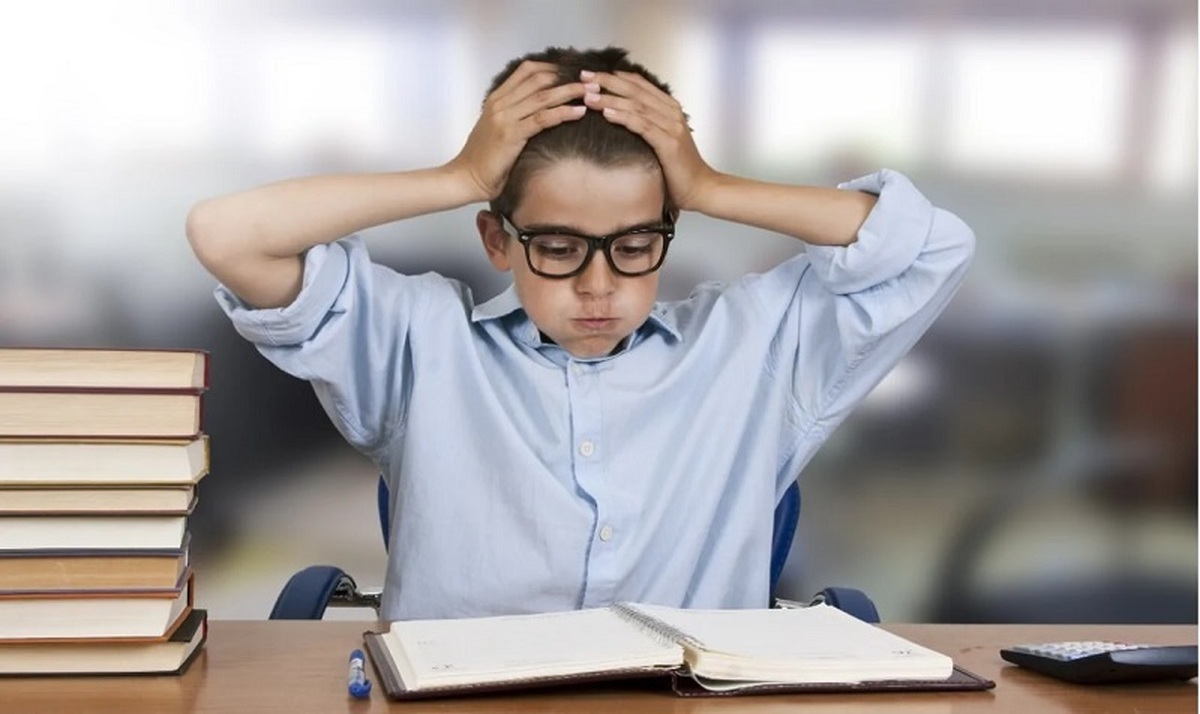 یکی از چیز‌هایی که همیشه آرزویش را داشتم، یادگیری زبان‌های عجیب و غریبی بود که گاه وبی‌گاه از برنامه‌های تلویزیونی می‌شنیدم ولی شهر کوچک ما جز یک موسسه عهد بوق، چیز دیگری برای یادگیری زبان‌های خارجی نداشت.