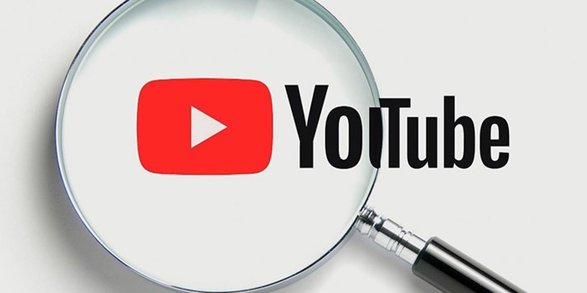 اسمش ساراست. ۱۵ سال دارد و هر روز بعد از مدرسه، مهم‌ترین قرار خود را با صفحه‌ موبایلش می‌گذارد. او یکی از ۹۰درصد نوجوانانی است که طبق پژوهش‌ها، یوتیوب بخش جدایی‌ناپذیر زندگی روزمره‌شان شده. دنبال کردن پیج‌های مورد علاقه فقط یک سرگرمی ساده نیست بلکه پنجره‌ای است به جهانی که در آن احساس هویت، تعلق و استقلال می‌کند.