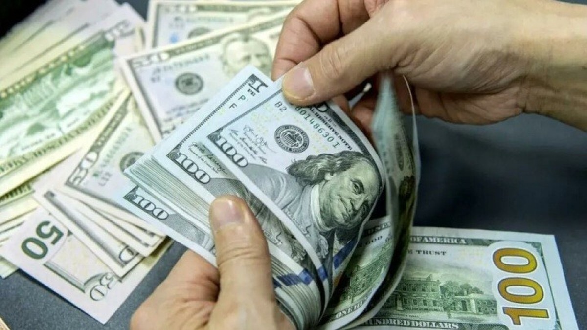 دولت قصد دارد با انتقال معاملات ارز در تالار اول مرکز مبادله به تالار دوم و افزایش نرخ آن، تک نرخی کردن ارز را کلید بزند.