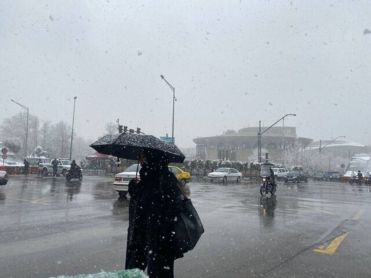 اداره کل هواشناسی استان تهران اعلام کرد که از بعدازظهر روز یکشنبه (۷ دی) با نفوذ سامانه بارشی در سطح استان، افزایش ابر در برخی مناطق به ویژه نیمه شمالی و غربی، گاهی بارش باران و برف پیش‌بینی می‌شود.