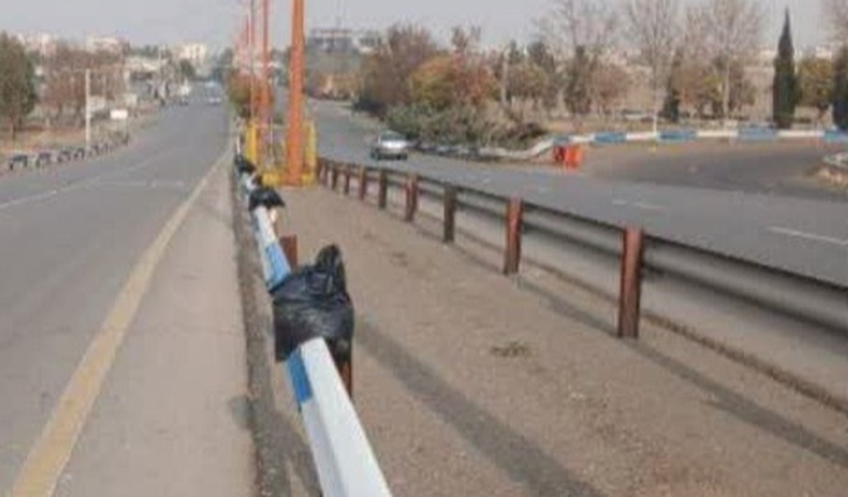 استقرار و جانمایی کیسه‌های ماسه و نمک در پل خلیج فارس جهت تسهیل عملیات یخ‌زدایی در فصل زمستان