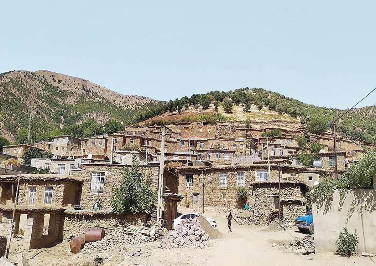 روستاهای ایران که زمانی نماد هماهنگی انسان با طبیعت و انعکاس‌دهنده فرهنگ غنی مناطق مختلف بودند، در دهه‌های اخیر با چالش جدی فرسایش و نابودی بافت‌های بومی مواجه شده‌اند. ساختمان‌سازی‌های جدید که بدون توجه به اصول معماری سنتی هر منطقه انجام می‌شود، هویت روستایی را تهدید می‌کند.