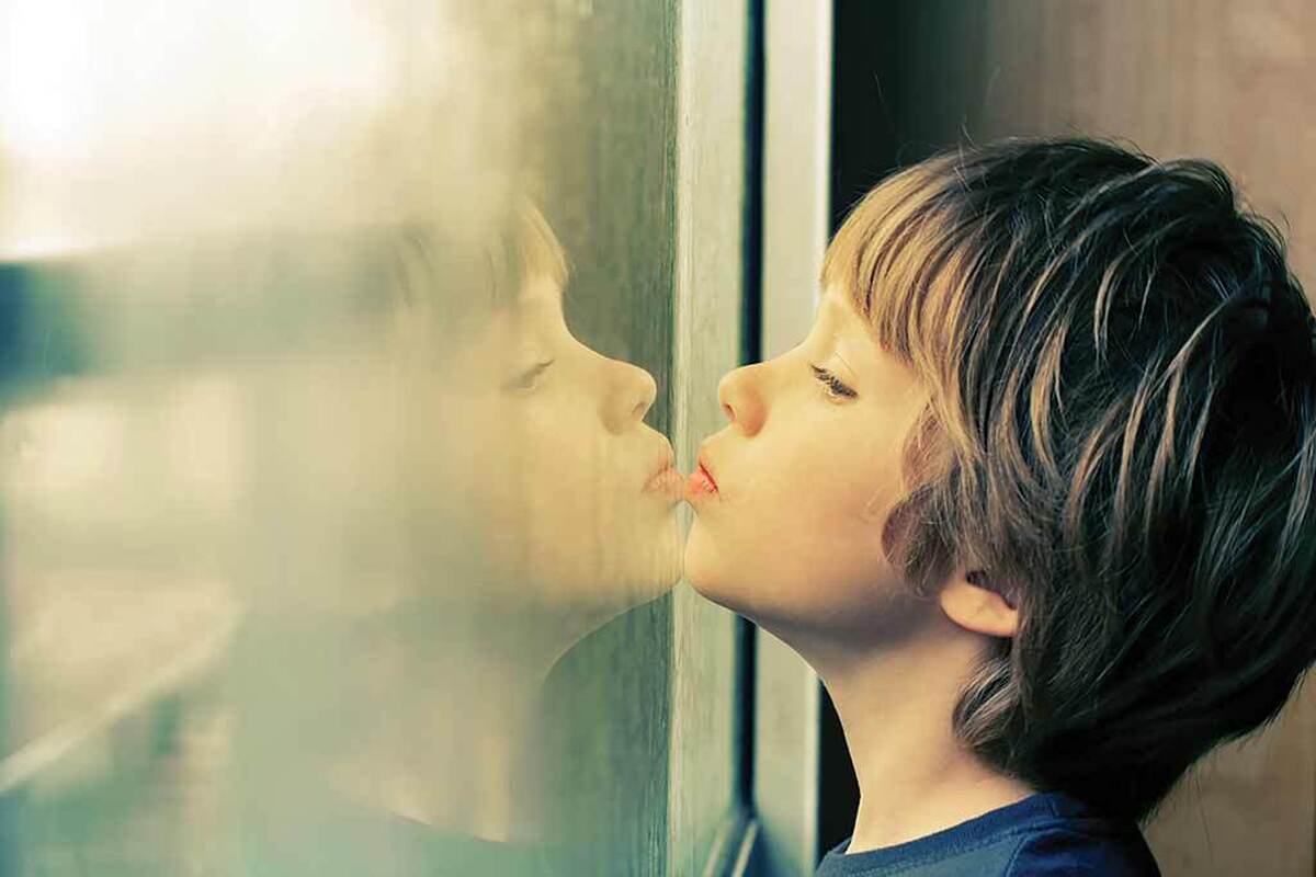 به اوتیسم و ابعاد مختلف آن کم پرداخته نشده است؛ نوعی بیماری که باعث می‌شود بخش‌های مختلف مغز نتوانند به‌درستی با هم ارتباط برقرار کنند اما به نظر می‌رسد این اطلاع‌رسانی‌ها و آگاهی‌بخشی‌ها صورت گرفته کافی نبوده است؛ چنان‌که این روزها نیز بخش قابل‌توجهی از جامعه‌ و حتی نهادها، همچنان از درک عمیق چالش‌های روزمره افراد دارای اوتیسم و خانواده‌های آنها ناتوان هستند.