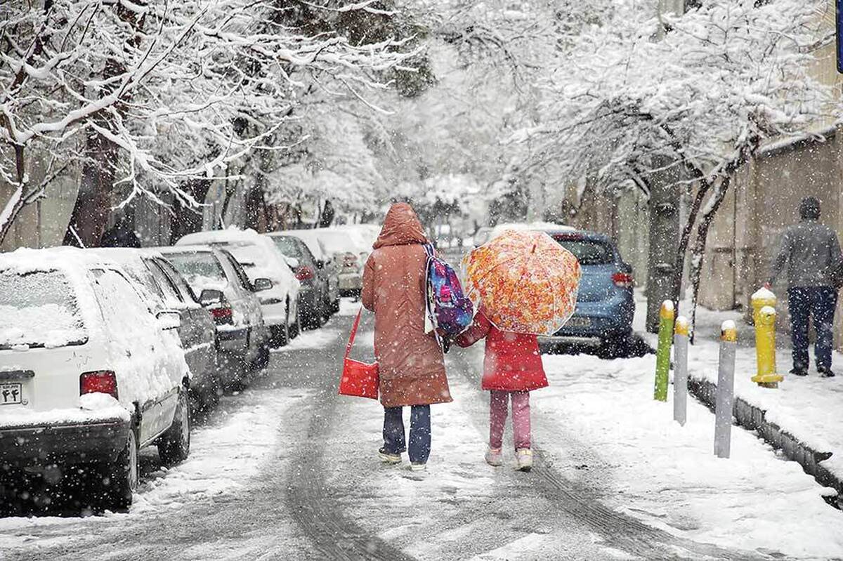 پس از پاییزی خشک و نگران‌کننده، بارش‌های اخیر در برخی نقاط کشور، توجه‌ها را به منابع آبی و چشم‌انداز زمستان جلب کرده و نشانه‌هایی از تقویت سامانه‌های بارشی زمستانه را آشکار ساخته است.بررسی‌ها حاکی از آن است که بارش‌های پاییز امسال نسبت به میانگین بلندمدت، پایین‌تر از حد نرمال بوده و این کمبود بارندگی، وضعیت نامطلوبی برای منابع آب سطحی و زیرزمینی به وجود آورده است.