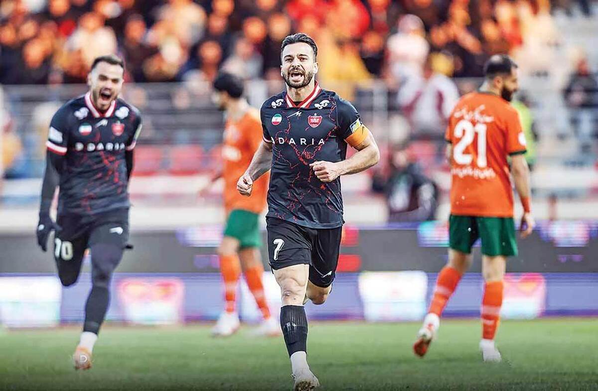 هواداران پرسپولیس و اوسمار ویرا، سرمربی برزیلی این تیم برای پایان نیم فصل اول لحظه‌شماری می‌کنند. هدف‌شان هم برای این خواسته تا حدود زیادی مشترک است. هر دوی آنها می‌خواهند در وهله نخست نیم فصل را با بهترین نتیجه ممکن به پایان برسانند و در انتظار لغزش دیگر رقبا باشند تا شاید حتی به قهرمانی در نیم‌فصل هم برسند و دوم این که با شروع فصل نقل و انتقالات زمستانی، شاهد ترمیم و تقویت تیم خود باشند.