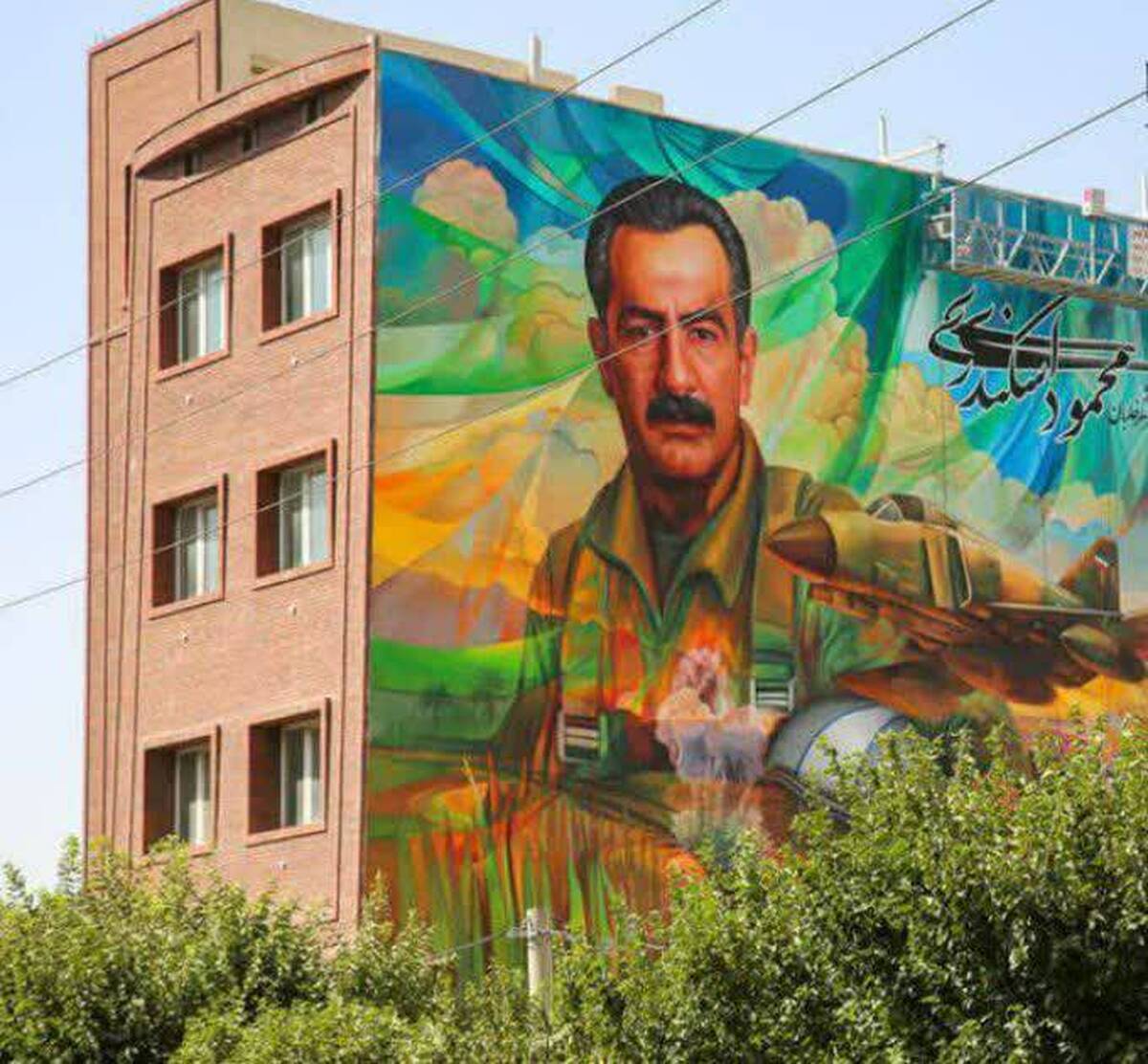 دیوارنگاره یادبود شهید خلبان محمود اسکندری، از چهره‌های برجسته نیروی هوایی ارتش جمهوری اسلامی ایران، که در بلوار خلج‌آباد کرج نقش بسته است، موفق شد در فهرست نامزد‌های برترین نقاشی‌های دیواری جهان در سال ۲۰۲۵ قرار گیرد.