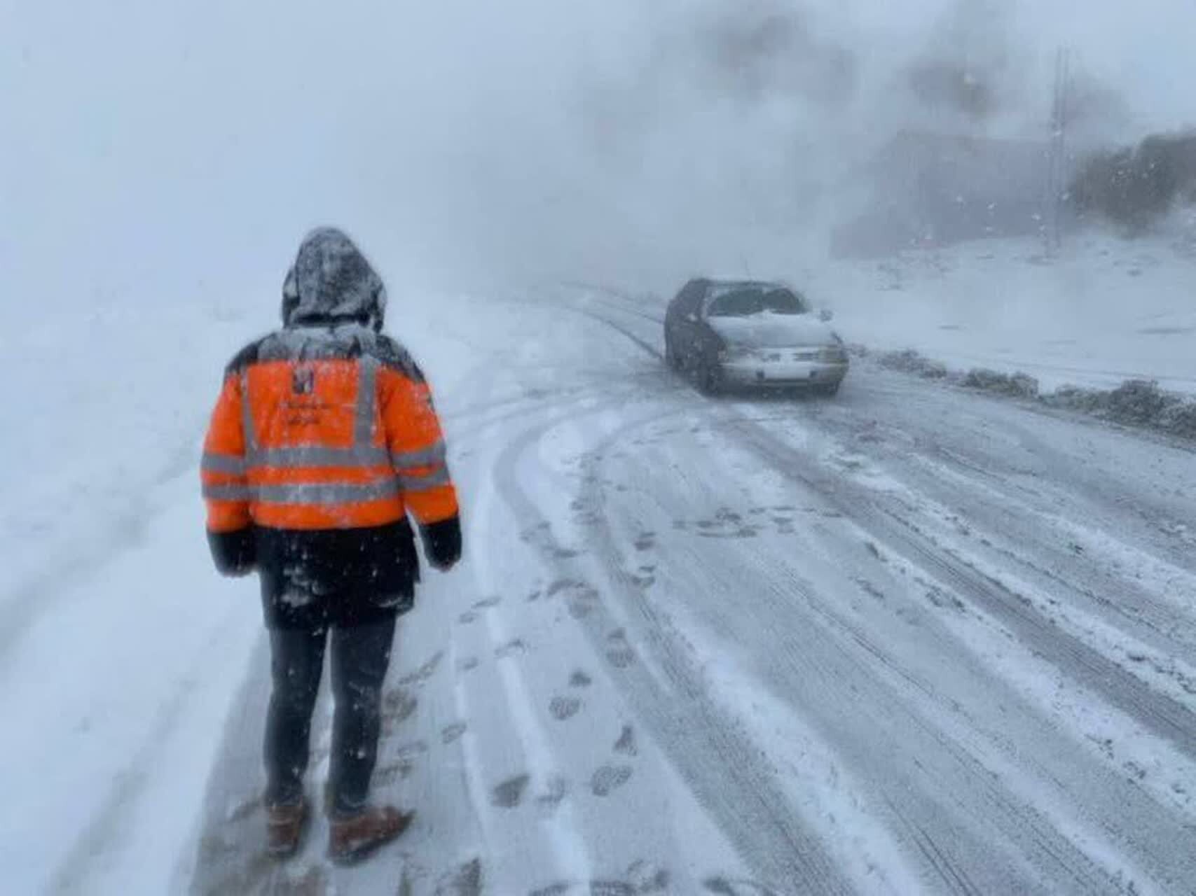بارش برف در چهارمحال و بختیاری شدت گرفت؛ آماده‌باش کامل راهداران
