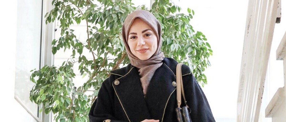 مادر، نماد عشق بی‌قیدوشرط، فداکاری و پناهگاه امن زندگی است‌؛ جایگاهی فراتر از زمان و مکان که در هر فرهنگ و هر گوشه‌ای از جهان، معنای مشترکی از بخشش، ماندگاری و حمایت دارد. روایت مادری، قصه‌ای جاودان و فراگیر است که جنبه‌های متنوعی را در برمی‌گیرد: از شیرینی بارداری و تولد، تا سختی‌های بزرگ کردن فرزند، غرور نخستین گام‌ها و نگرانی‌های پنهان بزرگ‌سالی او.این داستان‌ها فرازمانی‌اند، زیرا مادران گذشته و آینده همین احساسات راتجربه کرده وخواهندکرد‌؛ فرامکانی‌اند، چون عشق مادرانه در روستا، کلانشهر  یا هر گوشه جهان، عمیق و بی‌انتهاست.