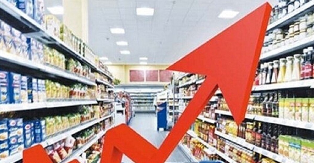 مرکز آمار ایران تورم آذرماه ۱۴۰۴ را اعلام کرد. اعداد و ارقامی که در گزارش مرکز آمار ایران آمده نشان می‌دهد تقریبا در همه بخش‌ها افزایش قیمت‌های زیادی اتفاق افتاده است. بیشترین تورمی که کالا و خدمات داشته‌اند مربوط به خوراکی‌ها بوده و همچنان این بخش صدر‌نشین گرانی‌هاست. خوراکی‌ها در آذرماه امسال نسبت به ماه مشابه سال گذشته ۷۲.۳درصد افزایش قیمت داشتند. کالاها و خدمات متفرقه در رتبه دوم و دخانیات در رتبه سوم قرار گرفتند و به ترتیب ۶۹.۵ و ۶۰.۰۴درصد در آذرماه امسال نسبت به آذر سال گذشته گران‌تر عرضه شدند.