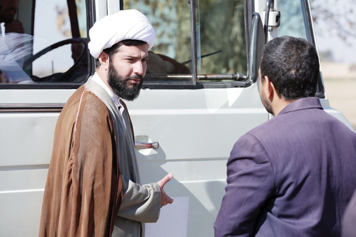 قاب سینما و تلویزیون تا امروز پذیرای شخصیت‌های متفاوتی از روحانیون به‌عنوان نقش‌های اصلی یا فرعی قصه‌ها بوده است. ایفای چنین نقش و تصویری که از این قشر ارائه می‌شود راه رفتن روی لبه تیغ است که هم می‌تواند اسیر کلیشه‌ها شود و تصویری معصومانه، بی‌نقص و دور از مردم عادی را نمایش دهد یا از سوی دیگر به‌ویژه در آثار کمدی، از خط قرمزها عبور کند. به همین واسطه پذیرش و ایفاگری این دست نقش‌ها می‌تواند برای هر بازیگر چالش‌برانگیز باشد.