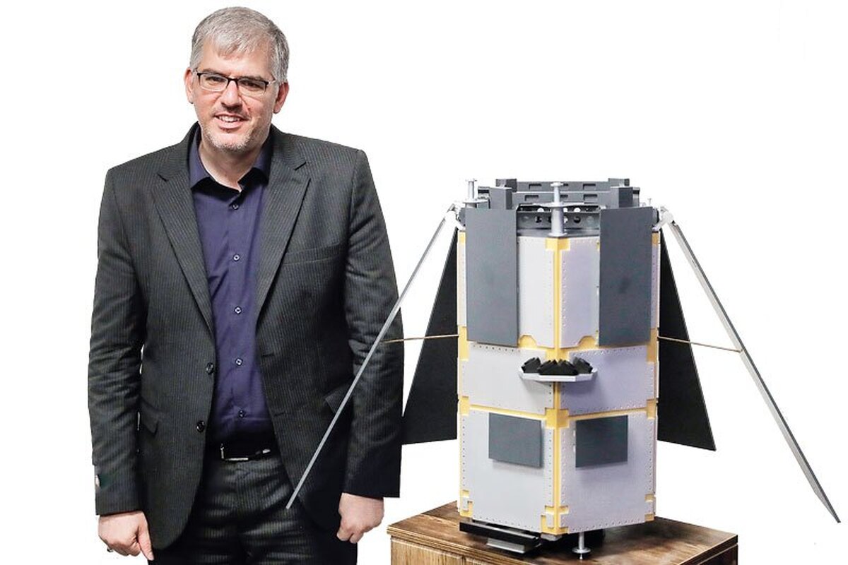 ساعت ۱۶:۴۵ امروز ‌با پرتاب سه ماهواره پایا، کوثر و ظفر۲، صنعت فضایی ایران وارد مرحله‌ای تازه می‌شود؛ پرتابی که نه‌تنها یک رویداد فنی مهم بلکه طرحی از مقدمات توسعه منظومه‌های ماهواره‌ای آینده کشور به‌شمار می‌رود. این سه ماهواره، هر یک با مأموریتی متفاوت اما مکمل قرار است نقش مؤثری در پایش منابع، کشاورزی، مدیریت بحران و توسعه عمرانی ایفا کنند. به‌عبارت دیگر آنها مسیر عبور از پرتاب‌های موردی به بهره‌برداری منظومه‌ای از فضا را نیز هموار می‌سازند.