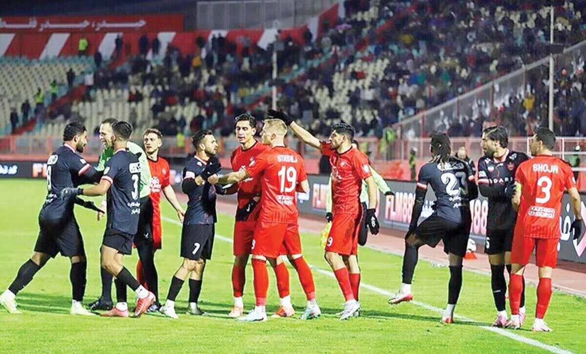 اختلاف تراکتور و پرسپولیس بالا گرفته و مالک باشگاه تبریزی حتی یکی از قهرمانی‌های تیم تهرانی را زیر سوال برده است. زنوزی حتی تهدید کرده اگر توهین‌ها به تراکتور تمام نشود، از لیگ کناره‌گیری می‌کنند. عباس الیاسی، رئیس هیات مدیره این باشگاه روزگذشته در نامه‌ای به مهدی تاج،رئیس فدراسیون فوتبال نوشت بابت رفتارهایی که در دودیدار تراکتور مقابل شمس‌آذر و پرسپولیس اتفاق افتاد، از این دو باشگاه شکایت دارد و باید برخورد قاطع صورت گیرد.