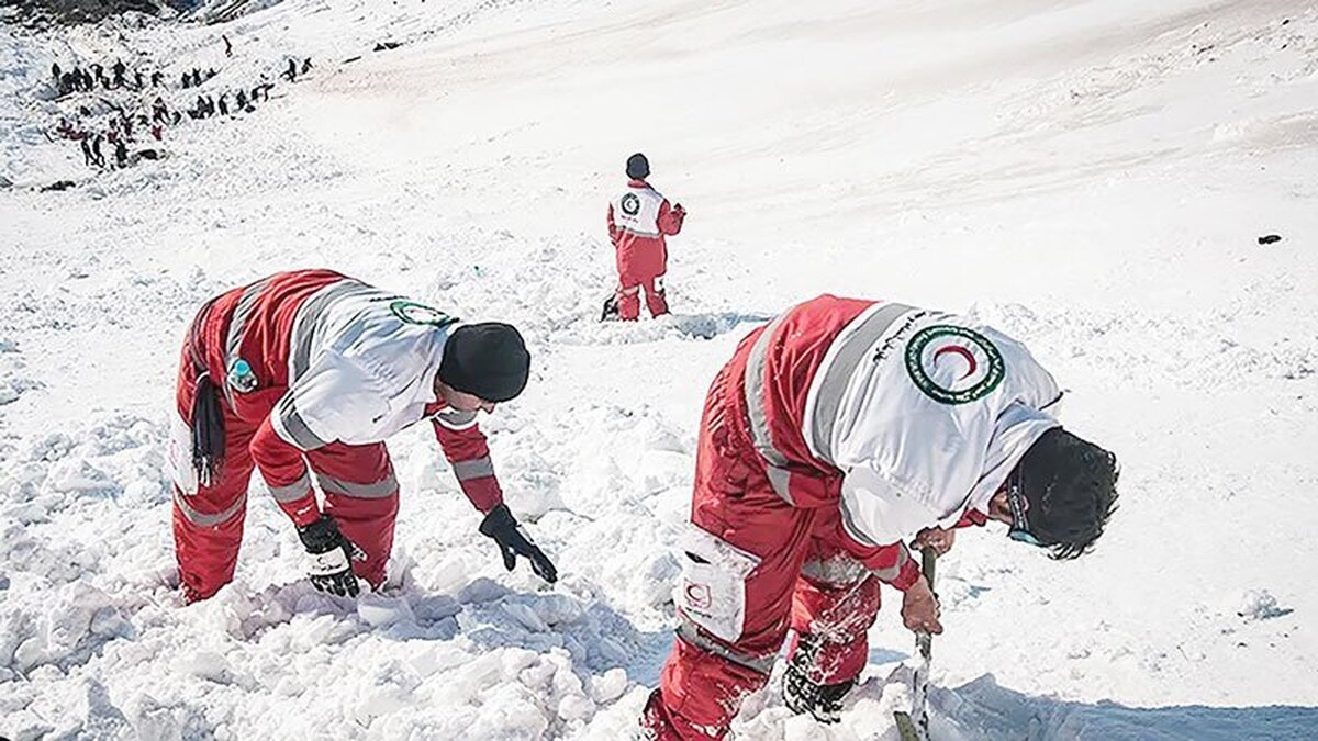نخستین روز هفته برای اهالی منطقه میرآباد آذربایجان‌غربی با حادثه‌ای تلخ آغاز شد. سقوط بهمن در ارتفاعات روستای آلواتان، چهار نفر از بومیان منطقه را دچار حادثه کرد. این رخداد در حالی به وقوع پیوست که بارش‌های اخیر، تردد در مناطق کوهستانی استان را با چالش جدی مواجه کرده است.در این حادثه دو نفر نجات یافتند و یک نفر جان خود را از دست داد.
