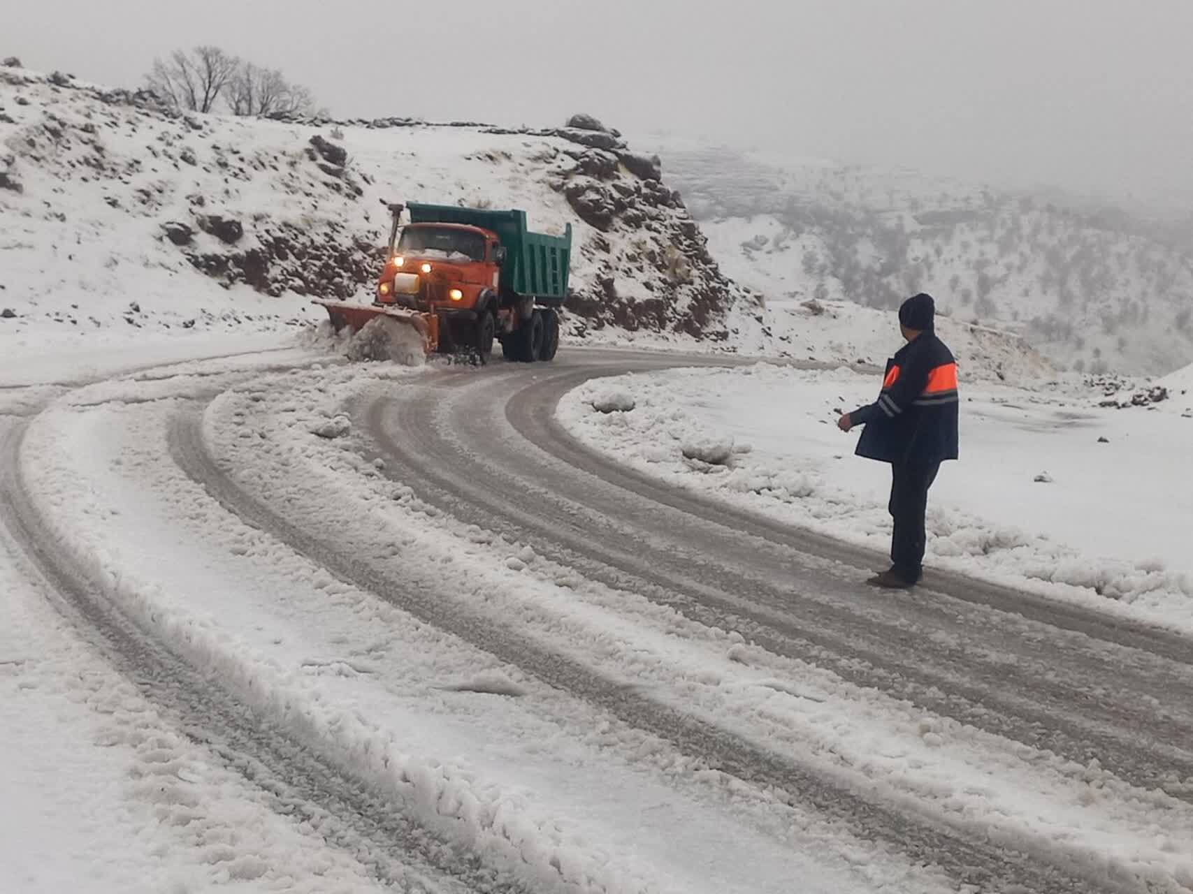 به همت راهداران، تردد در گردنه‌های چری و تاراز بازفت همچنان برقرار است