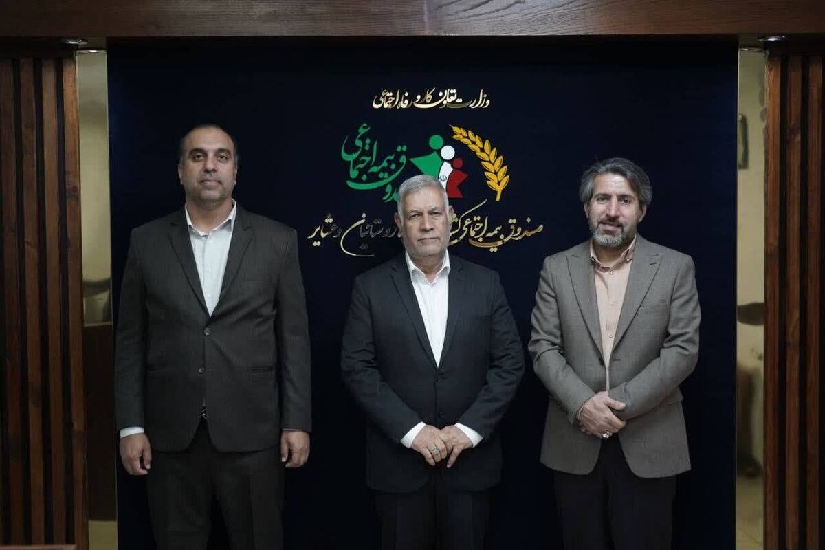 نماینده مردم شهرستان‌های کرمان و راور در مجلس شورای اسلامی با حضور در ستاد مرکزی صندوق بیمه اجتماعی کشاورزان، روستائیان و عشایر کشور، با حامد قادر مرزی، مدیرعامل این صندوق دیدار و گفتگو کرد.