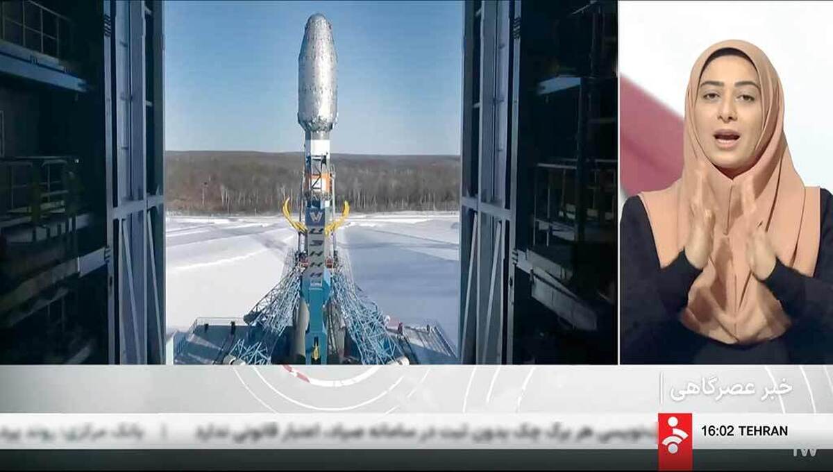 در روزگاری که فضای رسانه‌ای کشور بیش از هر زمان دیگری درگیر اخبار اقتصادی، نوسانات دلار، طلا و دغدغه‌های معیشتی مردم است، پوشش گسترده و هدفمند صداوسیما از رویداد پرتاب سه ماهواره بومی ظفر ۲، پایا و کوثر را می‌توان یک نقطه عطف در رفتار رسانه‌ای این نهاد دانست. برخلاف دوره‌های گذشته که این‌گونه رویدادها گاه با اطلاع‌رسانی پراکنده یا بدون استراتژی رسانه‌ای همراه می‌شد، این‌بار شاهد یک برنامه‌ریزی جامع، هماهنگ و چندلایه برای جلب توجه ملی به دستاوردی علمی و فناورانه بودیم.