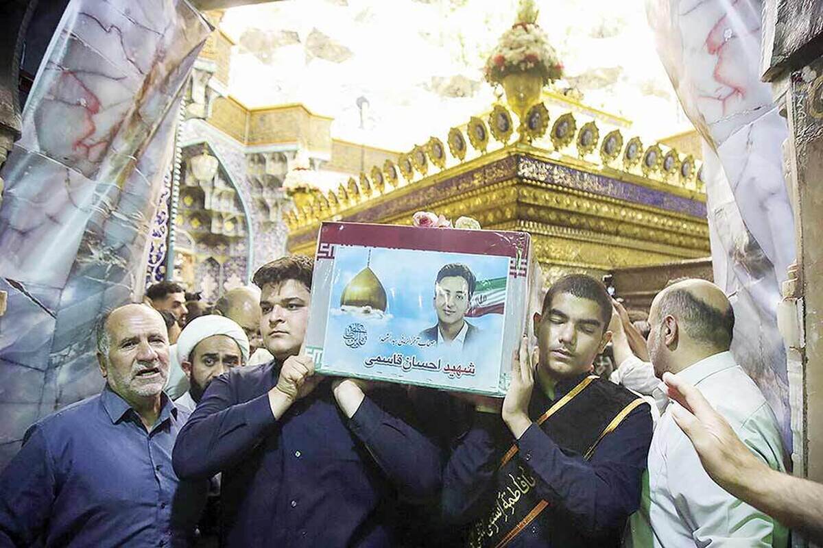 در دل خاکی‌ترین کوچه‌های قم، جایی میان حرم و جمکران، روایتی آغاز می‌شود که بوی هل و قند چایخانه‌اش هنوز در جان شهر جاری ا‌ست. قم، دیار سوهان و قنات، دیار ایستادگی در برابر تاریخ، این‌بار میزبان نوجوانی شد که با نام احسان، از همان لحظه تولد، دلش را به حرم گره زد. در شهری که هر سنگش خاطره‌ای از مقاومت دارد، احسان با تسبیح سبز و دل بی‌قرار، راه خادمی را برگزید؛ نه برای افتخار، بلکه برای آرامش دلش، برای خدمت به زائران امام رئوف.