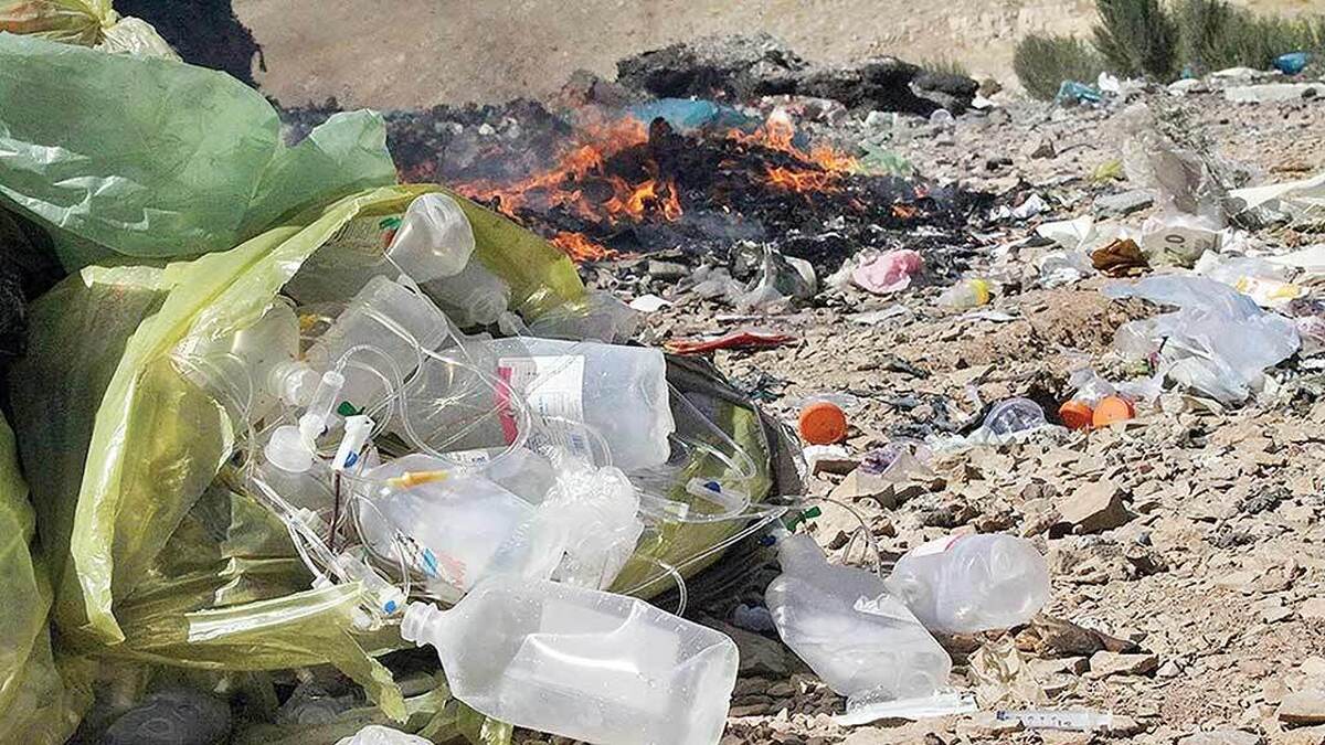 در مراکز درمانی، زندگی بیماران بسیاری ‌نجات داده می‌شود و آنها نیز به امید درمان پا به این مراکز می‌گذارند اما در این مراکز زباله‌هایی تولید می‌شود که اگر از مسیر درست ساماندهی نشوند، می‌تواند زندگی‌های دیگری را در بیرون از بیمارستان تهدید کنند.